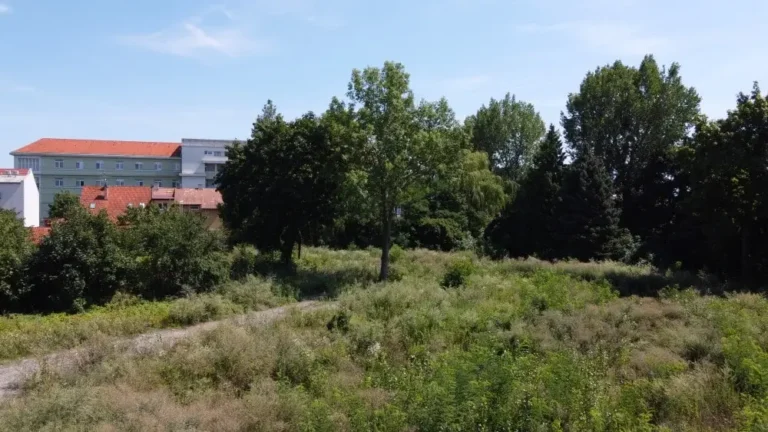 Zprávy Rezidence Školka Břeclav | Pohled z ulice Na Pěšině před zahájením stavby
